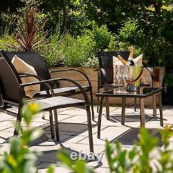 Ensemble de canapé de jardin en métal à 4 places avec table basse extérieure en verre et chaises blanches.