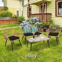 Ensemble de jardin en rotin et osier comprenant 4 pièces : chaise, canapé, table avec coussins.