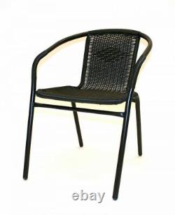 Ensemble de mobilier de jardin comprenant 4 chaises en rotin noir et 1 table ronde en verre.