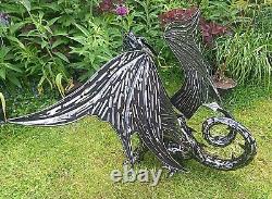 Impressionnante sculpture de dragon mystique de jardin de 98 cm de haut en métal ciselé