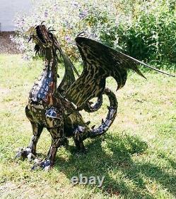 Impressionnante sculpture de dragon mystique de jardin de 98 cm de haut en métal ciselé