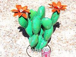 Sculpture de cactus en art métallique, art de jardin en fer récupéré, fleurs métalliques colorées