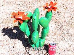 Sculpture de cactus en art métallique, art de jardin en fer récupéré, fleurs métalliques colorées