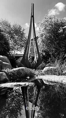 Sculpture de jardin en métal 'Larme' de 1,8 m de hauteur. Acier, œuvre d'art contemporaine.