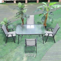 Table Rectangulaire En Verre Trempé Avec Des Meubles De Jardin D'extérieur Au Trou De Parasol